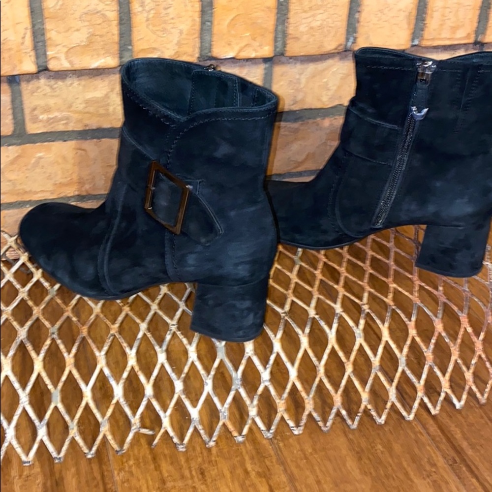 Earthies by Earth shoes black suede Athena booties